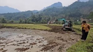 Экскаваторы и грузовики выполняют задачу по откапыванию самой глубокой грязи в Юго-Восточной Азии
