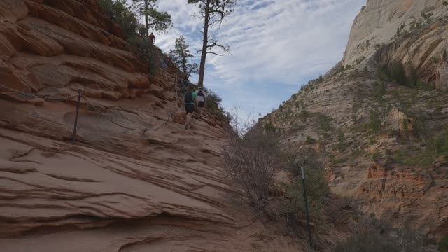 Пеший поход в национальном парке Сион смотреть онлайн