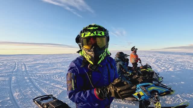 Пока ты сидишь на диване, девушка покоряет горы Кандалакши на снегоходе. День 5 смотреть онлайн
