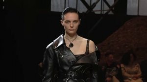 Показ женской коллекции Alexander McQueen осень-зима 2022-2023