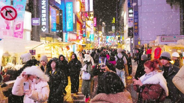 눈이 내리자 명동에 몰린 수많은 외국인 인파! 처음 눈을 구경하는 사람들의 반응 서울여행워커