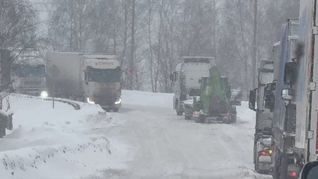 Снегопад (Фуру Толкает Трактор в Горку )