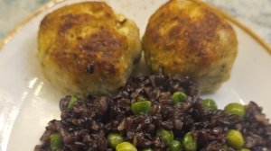 Очень нежные и вкусные котлетки из трески с сыром и салом, и черным лаосским рисом