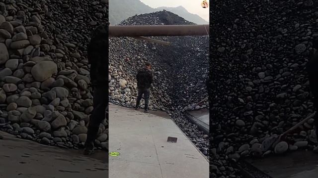 Строительство, разгрузка баржи со щебнем смотреть онлайн