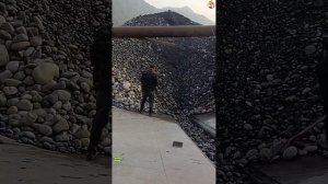 Строительство, разгрузка баржи со щебнем