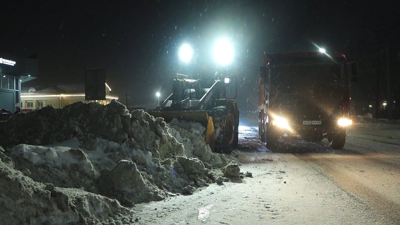 Интенсивные работы по вывозу снега с городских улиц продолжаются в Бийске (Бийское телевидение) смотреть онлайн
