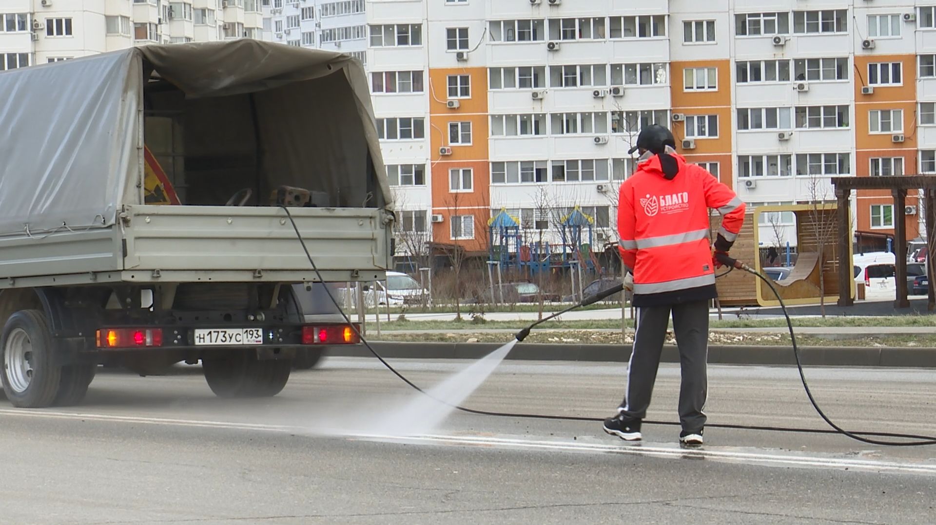 Анапские дороги после зимы очищают от соли смотреть онлайн
