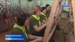 Жители поселка Октябрьский Мурашинского района организовали цех по плетению маскировочных сетей
