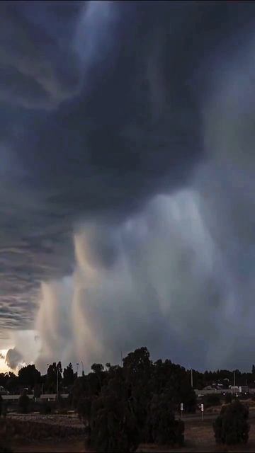 Таймлапс мощного ливневого циклона - впечатляющее зрелище! смотреть онлайн