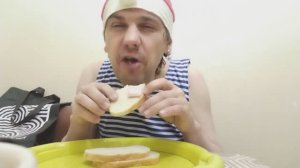 Обжор мукбанг грудинка папа может Охотничья варено-копченая с белым хлебом