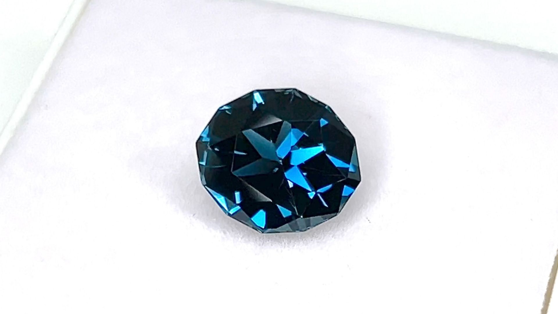 "Лондон" Топаз 6,27 карат смотреть онлайн