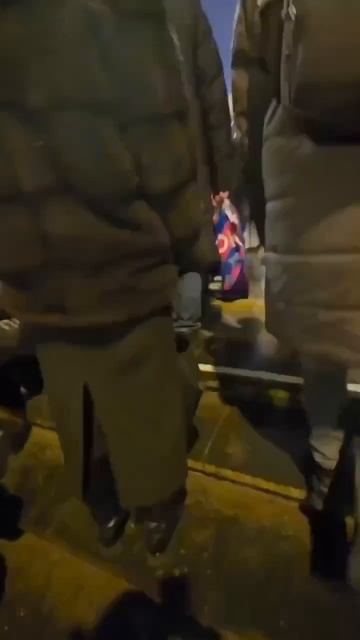 Не для слабонервных: вчера в Москве очередь на один из автобусов начиналась прямо из вестибюля метро смотреть онлайн