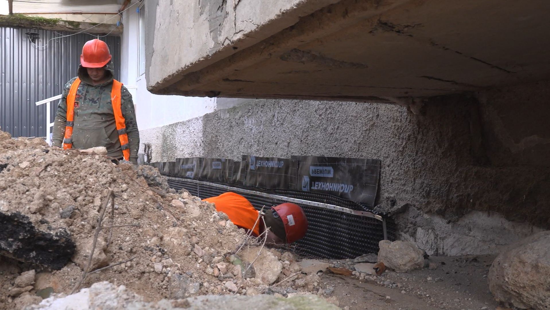 В многоквартирном доме № 11 по улице Степаняна капитально ремонтируют фундамент смотреть онлайн