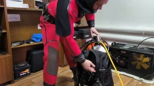 Евгений Куличенко показал как надевается зимний водолазный костюм сухого типа