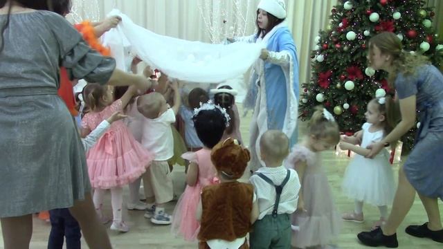 МБДОУДСИзумрудный город Новогодний утренник в группе Пчёлки