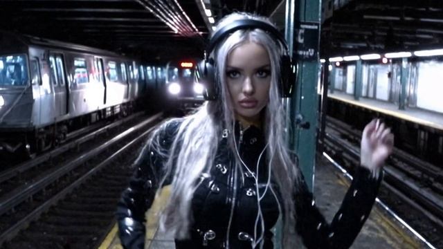 Luara - Noise and Silence (Official Music Video) смотреть онлайн