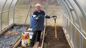 ВЛОГ 1-2.05.22 чем заправила грядки в теплице, взошли томаты, потери от заморозка.