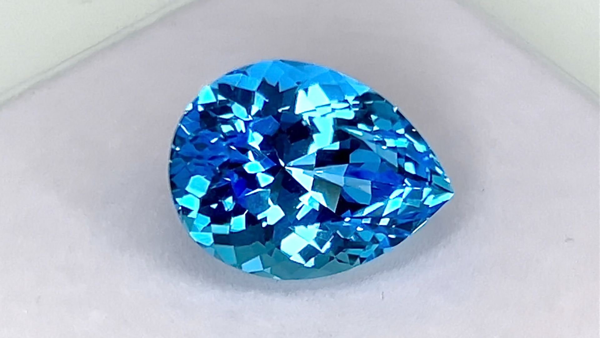 "Швейцарский" Голубой Топаз 17,91 карат смотреть онлайн