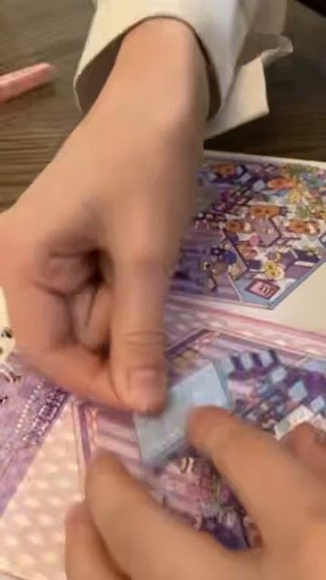 Наклеиваю наклейки в комнату в румбоксе.