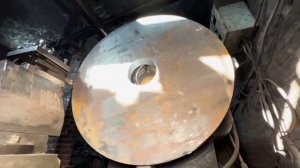 Пакистанский токарь изготовил огромную круглую неведомую деталь