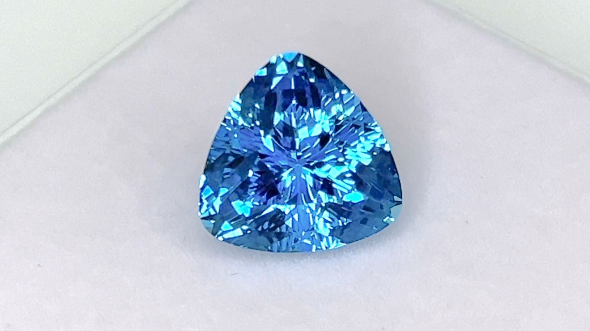 "Швейцарский" Голубой Топаз 10,08 карат смотреть онлайн