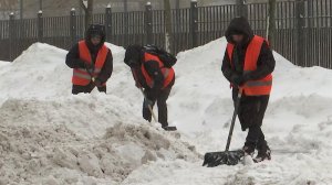 В Москве из-за рекордного снегопада высота сугробов достигла 60 сантиметров.