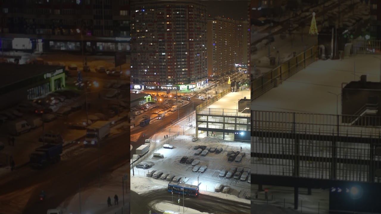 Ночной вид из окна на Москву — снег, автобусы, городской шум.