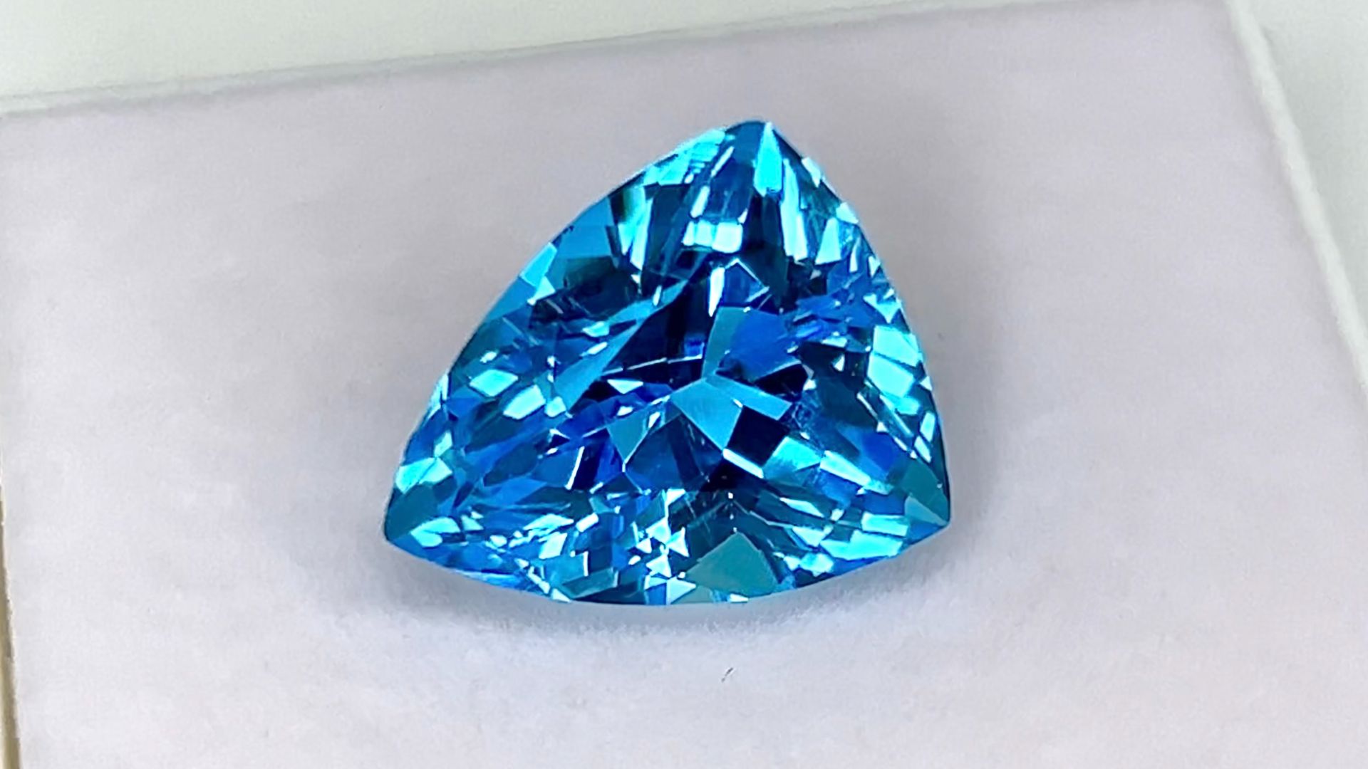 "Швейцарский" Голубой Топаз 17,58 карат смотреть онлайн