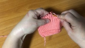 Интересное закрытие полотна на лицевой глади спицами