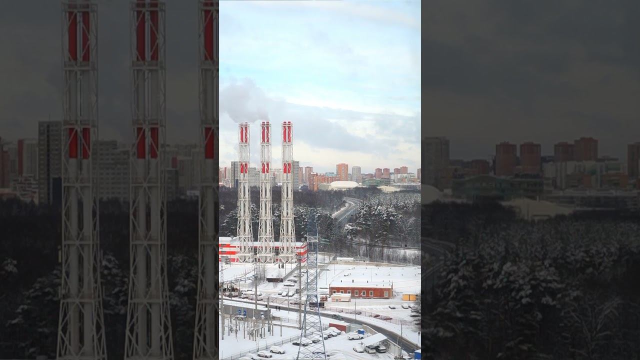 Вид на Москву с балкона. Зима трубы дома автотрасса