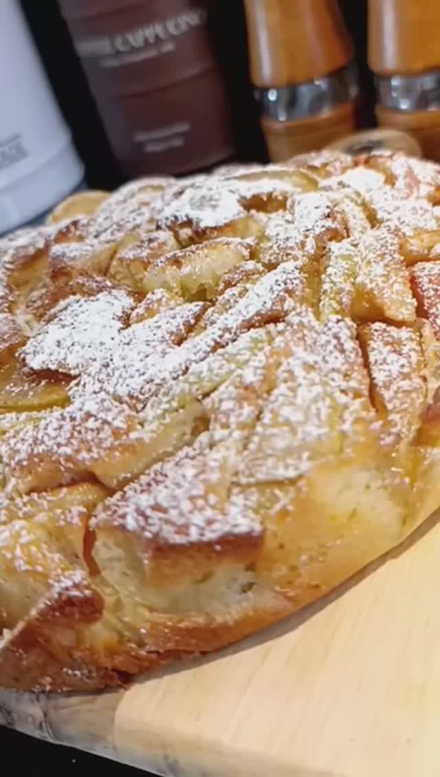 Быстрый в приготовлении, ароматный и вкусный яблочный пирог 😍 смотреть онлайн