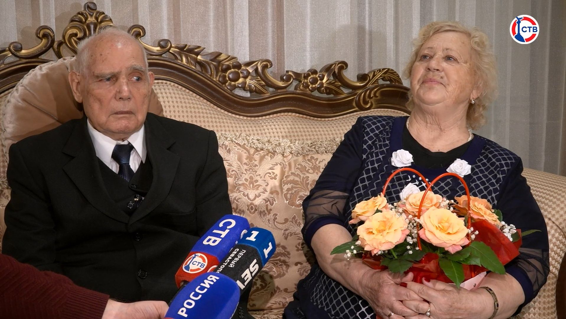 В отделе ЗАГС Гагаринского района чествовали семейную пару Анатолия и Аллы Дворниковых смотреть онлайн