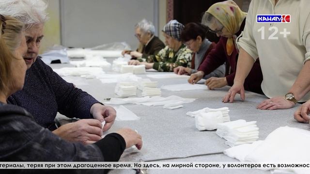 Участницы клуба «Берегиня» с материнской заботой аккуратно складывают марлевые салфетки в госпиталя смотреть онлайн