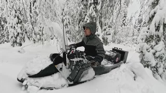Лес засыпало снегом. Пробираюсь на мототолкаче Ураган Промысловик смотреть онлайн