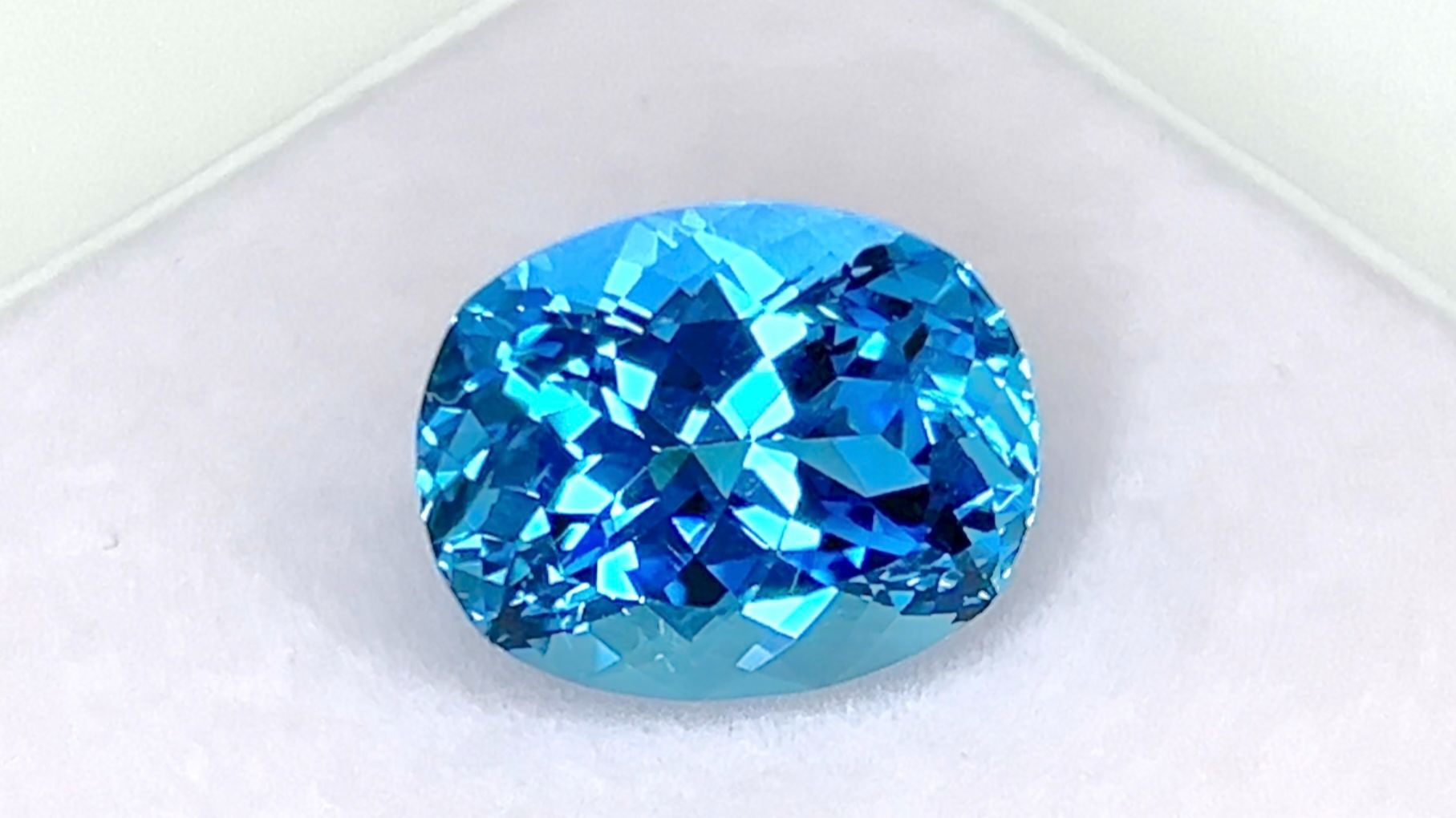 "Швейцарский" Голубой Топаз 16,83 карата смотреть онлайн