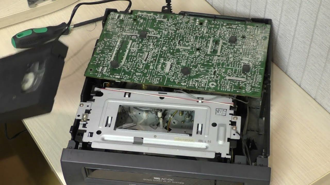 Видеомагнитофон Daewoo VCR DVR-1181D -  Извлечение кассеты
