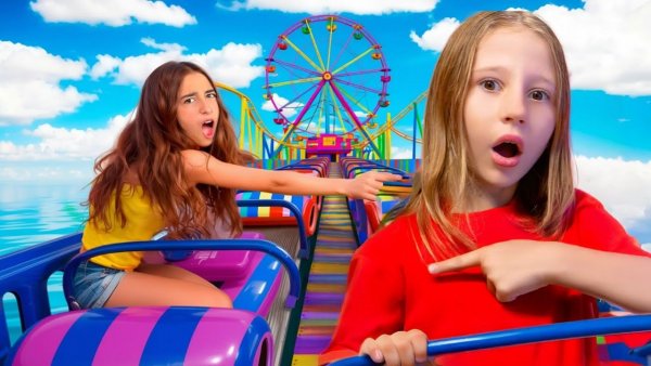 Настя и Эвелин играют в прятки в парке развлечений