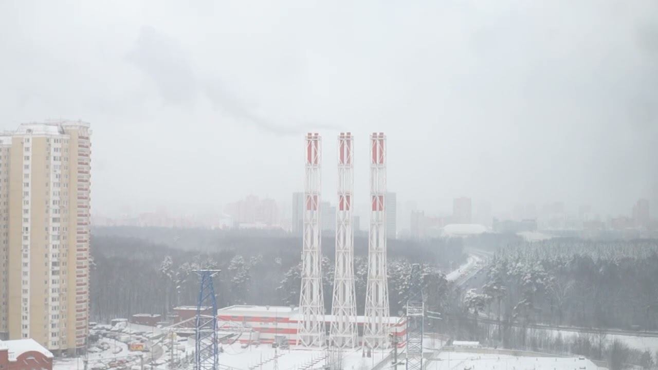 Снегопадный вид на Москву из окна — снег, трубы, дым | Фон для работы, сна — 15 мин