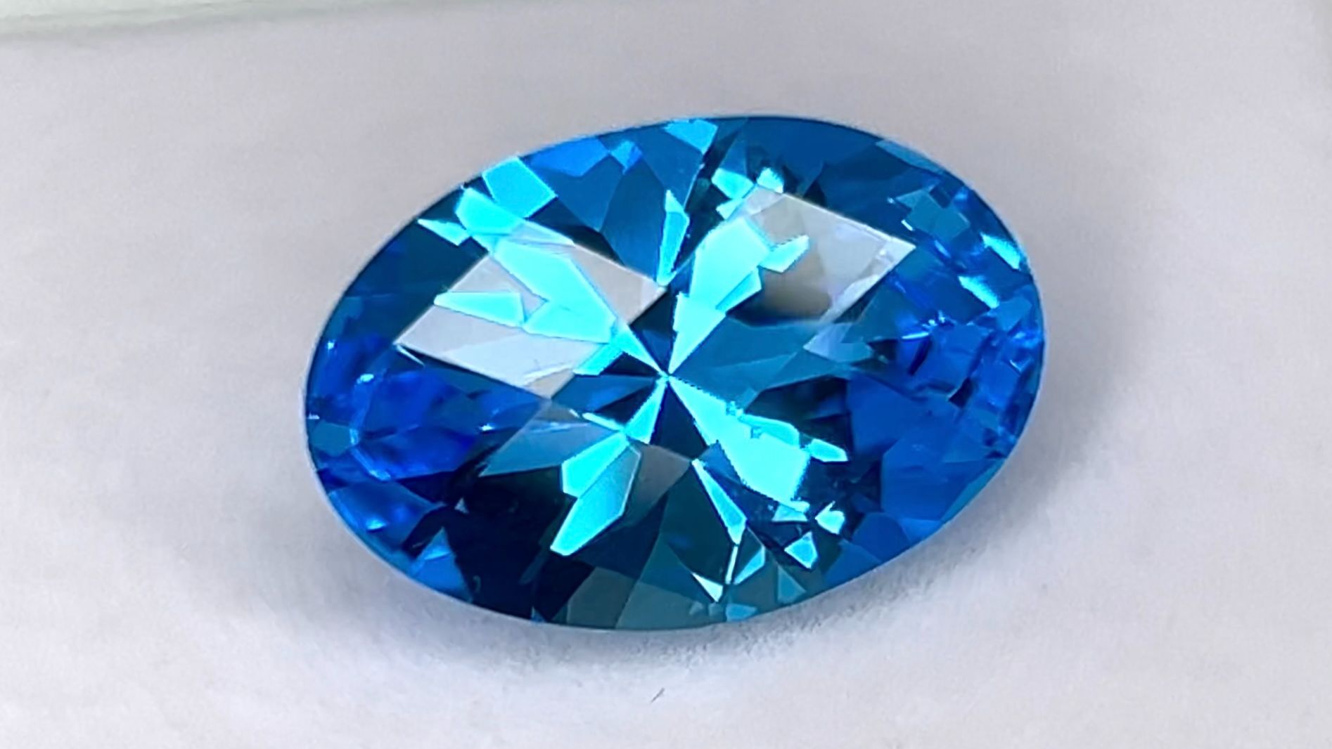 "Швейцарский" Голубой Топаз 17,38 карат смотреть онлайн