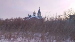 Монастырь, окруженный заснеженным ландшафтом