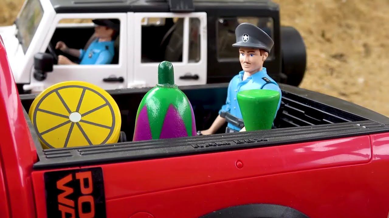 Пожарные машины, полицейские машинки, скорая помощь спасают в пещере машинку