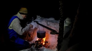 ДОМ В ЛЕСУ.ОТЛИЧНЫЙ КЛЁВ  ОКУНЯ НА УДОЧКУ,УХА В ЛЕСУ НА КОСТРЕ У ИЗБЫ,НОЧУЮ ОДИН В ТУНДРЕ В ИЗБЕ.