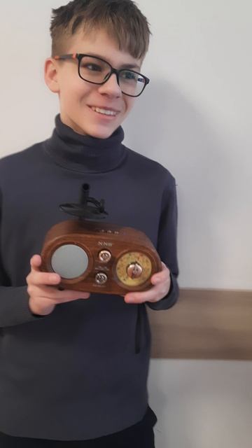 Человек из моего класса слушает музыку и делает на радио это