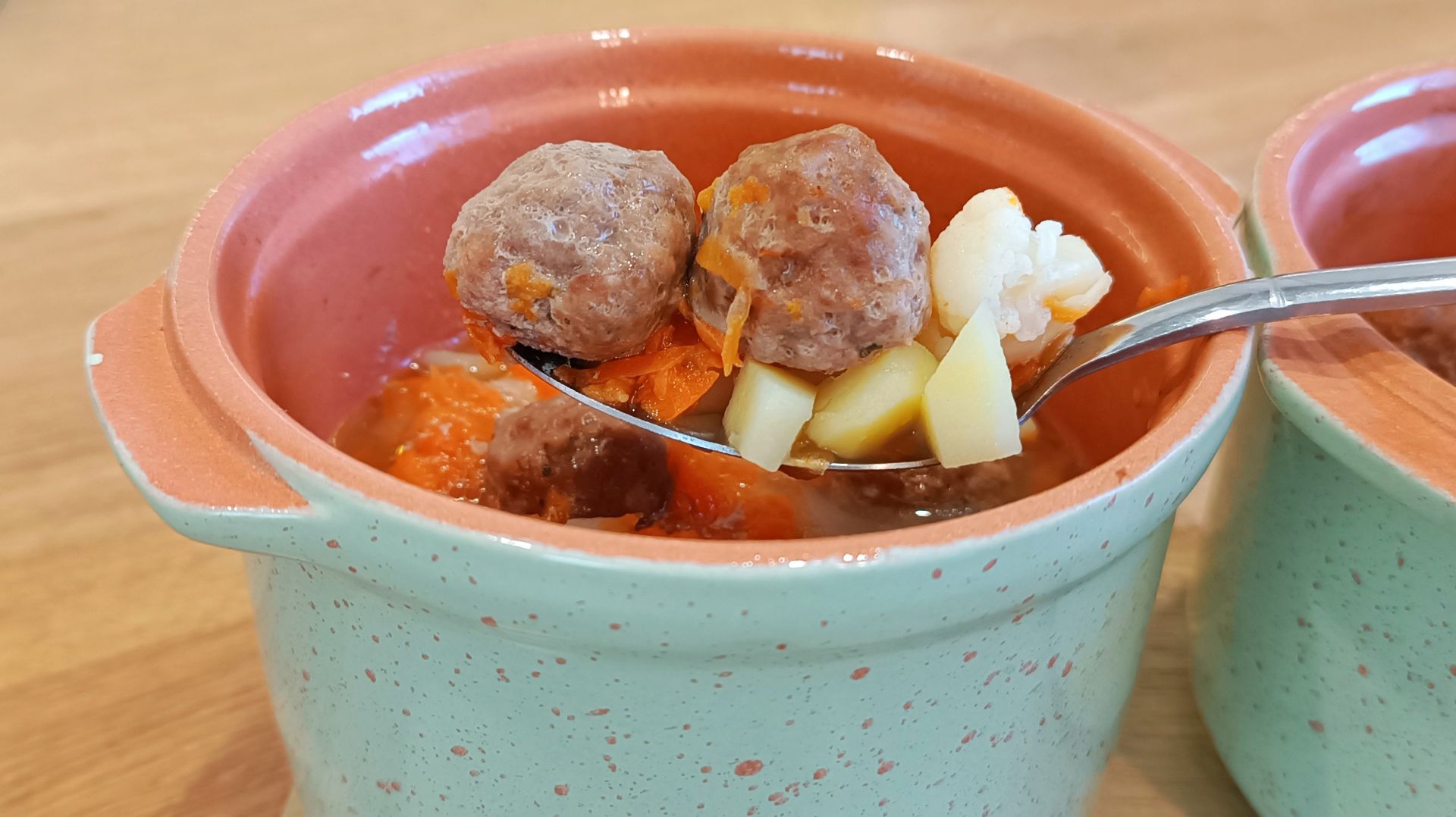 ФРИКАДЕЛЬКИ ИЗ ГОВЯДИНЫ, запеченные в горшочках с овощами и травами смотреть онлайн