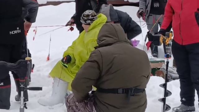 Зарыбление водоёма и поимки форели на активные и посивные снасти. смотреть онлайн