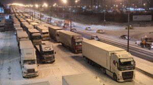 В белом плену: Москву сковали девятибалльные пробки из-за снегопада