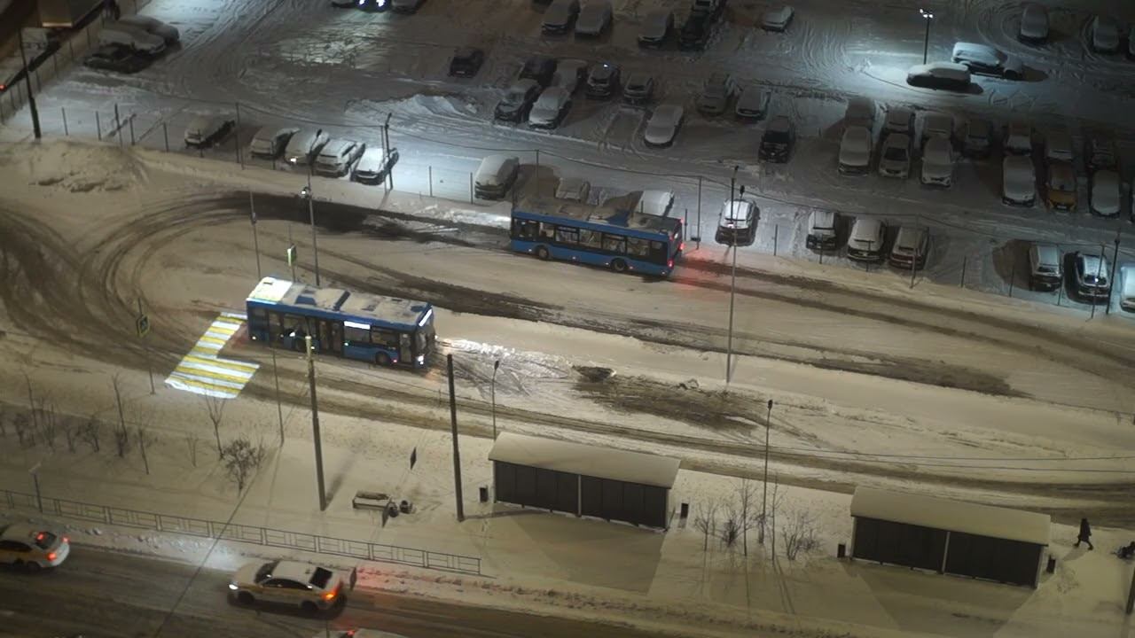 Ночной вид на Москву из окна — снег, автобусы, улица | Фон для работы, сна — 15 мин