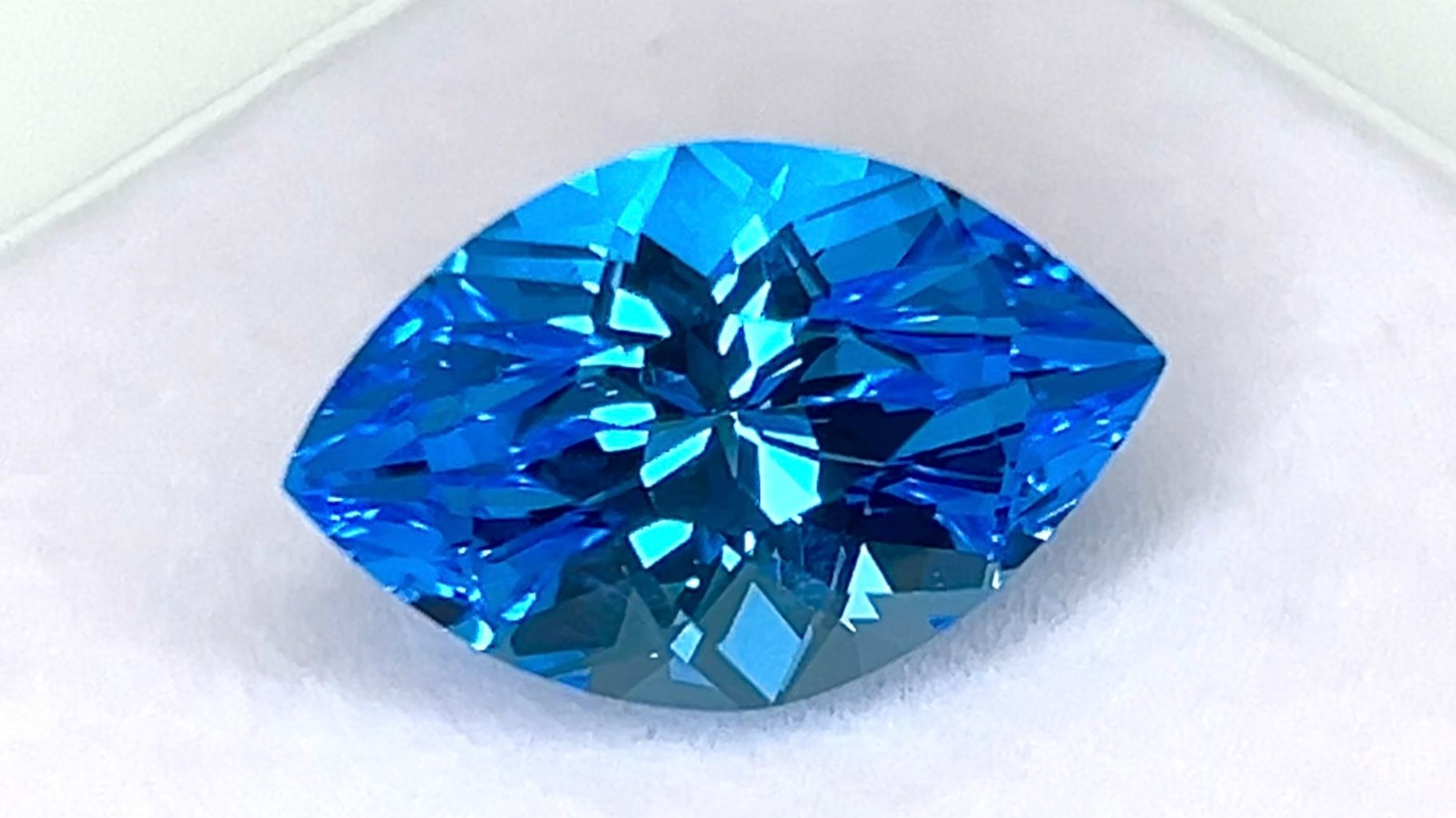 "Швейцарский" Голубой Топаз 17,03 карата смотреть онлайн