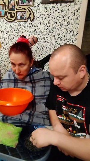 Накормил Катю скумбрией с чаем, теперь семечки 👆 раньше я ей всегда чистил, а теперь она сама может