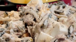 САЛАТ ИЗ МОРСКОЙ КАПУСТЫ И СКУМБРИИ